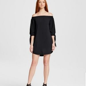 Off-shoulder tie-up sleeves dress